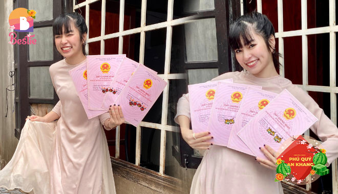 Đỗ Khánh Vân lì xì bản thân 4 quyển sổ hồng dịp năm mới