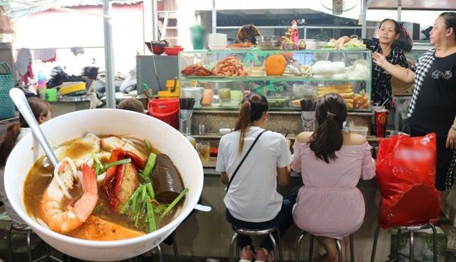 Ghé chợ Bà Chiểu ăn bún mắm miền Tây: Tô chỉ 45k mà cái gì cũng có