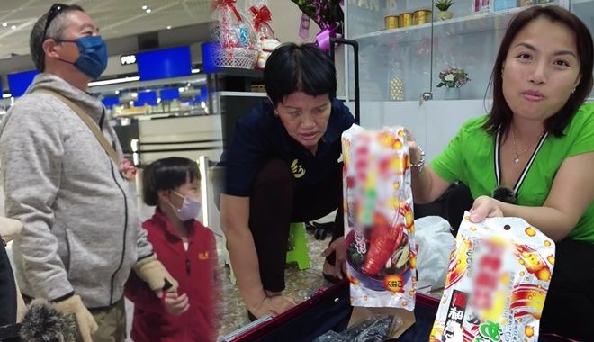 Quỳnh Trần JP mang quà Nhật về cho mẹ nhưng bị "soi" toàn bánh kẹo