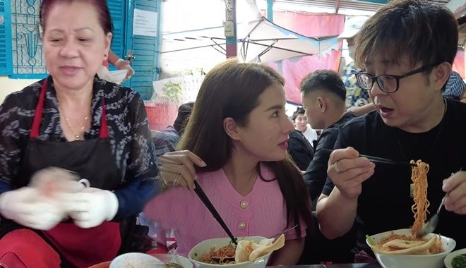 Bà Nhân Vlog thử "bún chửi" cô Huyền, chồng Nhật ăn mà "sợ tím người"