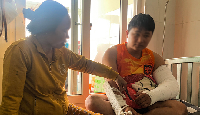 Chàng shipper bị "tác động vật lý": Là trụ cột gia đình, đi làm trả nợ