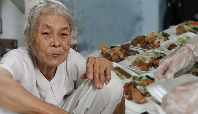 "Ngoại My" U80 rút hết tiền chữa bệnh để mở bếp ăn miễn phí