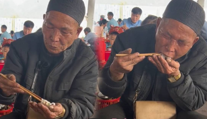 Chứng kiến bố dùng tay hứng đồ ăn thay bát khiến con gái nhói lòng