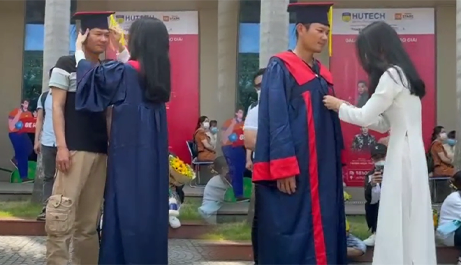 Cô gái khoác áo cử nhân cho anh trai: "Cảm ơn anh đã nuôi em ăn học"