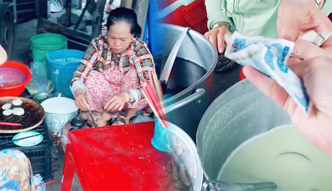 Cô gái ăn "sập chợ" Phú Yên chỉ với 20 nghìn: 1 nghìn/cặp bánh căn