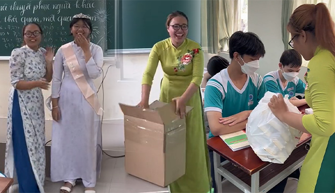 Cô giáo Gen Z đi dạy như đi chơi: Tặng quà, cho học sinh thi hoa hậu