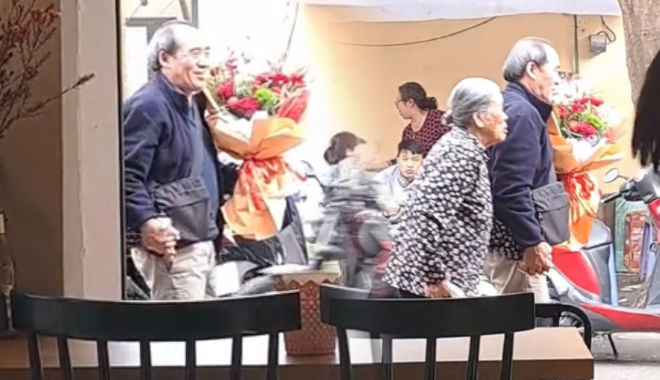 Cụ ông cầm bó hoa lớn và nắm tay vợ, netizen: Ước mơ một đời hạnh phúc