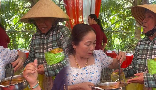 Gặp cụ bà bán vé số nuôi 2 cháu, khách ăn cưới nhường phần cho bà