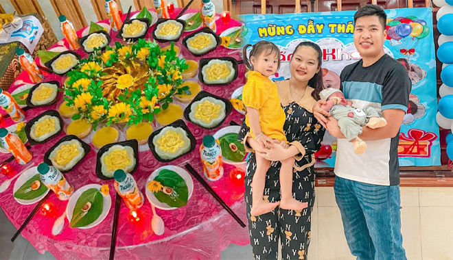 Anh chồng tận tình chăm vợ ở cữ, tự tay làm mâm cúng đầy tháng cho con