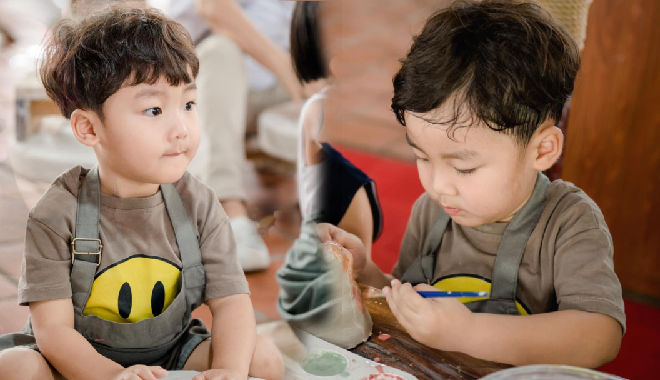 Hòa Minzy cho bé Bo học làm gốm: Cho con tự do khám phá điều mới lạ