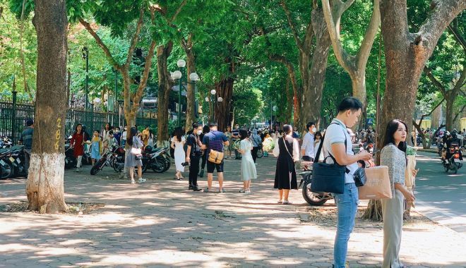 Con phố “hot” nhất Hà Nội khi sang thu: 1m2, 10 người đứng chụp ảnh